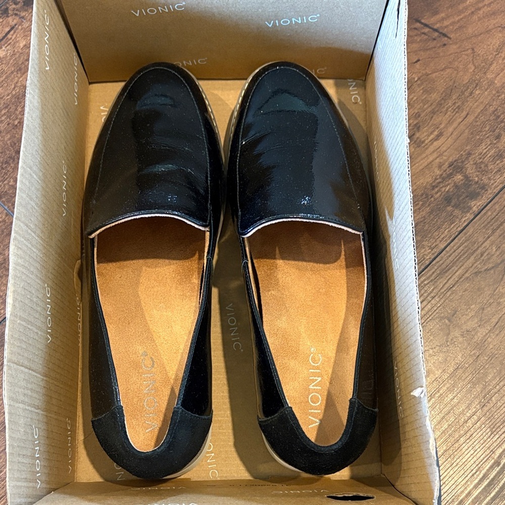 Vionic women’s patent leather Black Slip-On Loafers